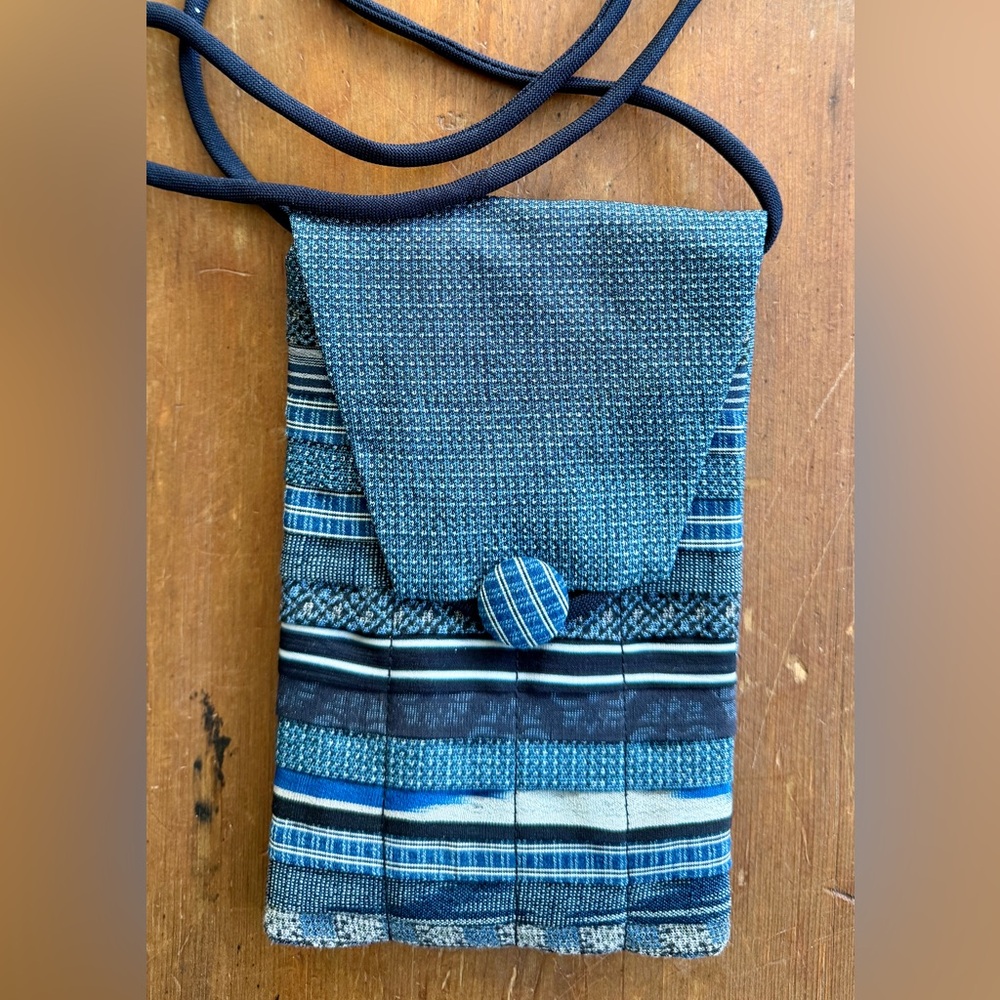 NWOT. Quilted Silk Alex Santa Barbara Crossbody Shoulder Purse Blue Tones 8 x 5”